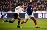 Le centre du XV de France Mathieu Bastareaud (d) balle en main face au Fidjien Jale Vatubua, en test-match le 24 novembre 2018 au Stade de France Ă Saint-Denis