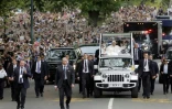 Le pape traverse Central Park en papamobile, acclamé par le foule le 25 septembre 2015 à New York