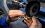 Un artisan procède au meulage d'une Palme d'or, le 21 avril 2026, dans un atelier de la maison Chopard à Meyrin, près de Genève 