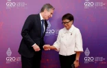 La cheffe de la diplomatie indonésienne, Retno Marsudi, salue son homologue américain, Antony Blinken, à l'ouverture d'une réunion du G20  
