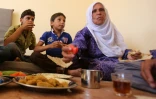 Une famille syrienne évacuée de la ville de Daraya, reprise par le régime, à son arrivée à Hrajela le 27 août 2016 
