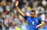 L'attaquant de l'équipe de France Dimitri Payet salue les supporters après avoir inscrit un but face à la Roumanie lors de l'Euro au Stade de France, le 10 juin 2016
