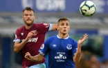 Le défenseur d'Everton Lucas Digne (d) contrôle le ballon face à l'attaquant de West Ham Andriy Yarmolenko, le 16 septembre 2018 à Liverpool