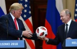 Vladimir Poutine offre un ballon de foot à Donald Trump lors d'un sommet à Helsinki, le 16 juillet 2018