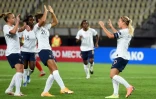 La capitaine des Bleus, Eugénie Le Sommer (droite), célèbre avec ses coéquipières l'un de ses deux buts, lors du match contre la Macédoine du Nord le 22 septembre 2020 à Skopje