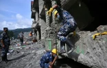 Des policiers mènent une opération de recherche et de sauvetage après des crues soudaines à Trishuli, dans le district de Nuwakot, le 7 septembre 2026 au Népal