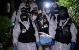 Une équipe de secouristes ramènent le corps du maire de Séoul, Park Won-soon, retrouvé mort, le 10 juillet 2020