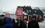 Des manifestants brandissent des pancartes "Le Groenland n'est pas à vendre!" lors d'un rassemblement pour dénoncer les ambitions territoriales de Donald Trump qui continue d'afficher son intention de s'emparer du Groenland, le 17 janvier 2026 à Nuuk

