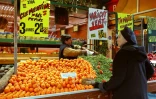 Une femme achète des légumes chez un maraîcher, le 2 janvier 2002 au marché Montorgueuil à Paris, où les prix ne sont plus affichés en franc