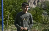 Artur, le jeune fils d'Ara Moussaelian, dans le jardin où sa famille réside, le 7 octobre 2023 à Areni, en Arménie
