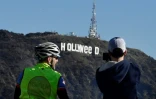 Les célèbres neuf lettres géantes blanches formant le mot "HOLLYWOOD" sur les hauteurs de Los Angeles détournées en "HOLLYWeeD" ("Weed" en anglais désigne la "marijuana", l'"herbe" ou encore le "cannabis"), le 1er janvier 2017 