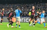 L'attaquant du Napoli Khvicha Kvaratskhelia dépité après un penalty manqué contre l'AC Milan le 18 avril 2023 au stade Diego-Maradona 