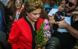 L'ex présidente brésilienne Dilma Rousseff, du parti des Travailleurs (PT, gauche) arrive dans son bureau de vote à Porto Alegre, lors des élections municipales le 2 octobre 2016