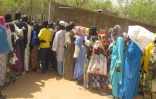 Des habitants du Cameroun qui ont dû quitter leurs foyers font al queue pour recevoir de la nourriture dans un camp à Kolofata le 22 février 2017
