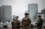 Des soldats patrouillent sur le marché de Noël installé sur la dalle de la Défense, le quartier d'affaires de Paris, le 22 décembre 2016.