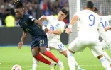 Le milieu de terrain des Bleus Eduardo Camavinga défie la défense de la Grèce au Stade de France, le 19 juin 2023 