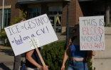 Des manifestantes à la sortie d'un salon de recrutement de la police de l'immigration (ICE), à Provo, dans l'Utah, le 15 septembre 2025