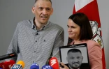 La responsable de l'opposition bélarusse en exil Svetlana Tikhanovskaïa, avec son époux Sergueï Tikhanovski, lors d'une conférence de presse à Vilnius, le 22 juin 2025