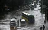 Rue inondée le 29 avril 2016 à Nairobi