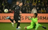 Les attaquants du PSG Kylian Mbappé (g) et Lionel Messi (c) butent sur le gardien de Nantes Alban Lafont, le 19 février 2022 au stade de La Beaujoire 