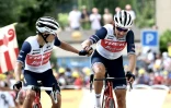 Le Français Kenny Elissonde et son coéquipier néerlandais Bauke Mollema, 2e et 3e à l'arrivée de la 11e étape du Tour de France, disputée entre Sorgues et Malaucène, le 7 juillet 2021