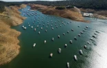 Menacés de s'échouer avec la baisse du niveau d'eau sous l'effet de la sécheresse, des dizaines de bateaux vont devoir être sortis du lac d'Oroville, dans le nord de la Californie, ici le 24 mai 2021