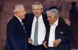 L'ex-président de l'Argentine Alberto Fernandez (au centre), le président du Brésil Luiz Inacio Lula da Silva et l'ex-président de l'Uruguay (2010-2015) José Mujica participent à un rassemblement à Buenos Aires, le 10 décembre 2021