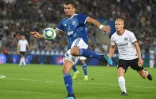 L'attaquant de Strasbourg Ludovic Ajorque (g) devant le milieu de Francfort Sebastian Rode en barrage aller de l'Europa League, le 22 août 2019 à Strasbourg