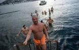 Aydin Aydiner sort de l'eau après s'être baigné dans le détroit du Bosphore, dans le quartier de Bebek, à Istanbul, le 22 février 2025