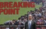 Le leader du parti UKIP Nigel Farage pose devant une affiche pour le Brexit à Londres le 16 juin 2016