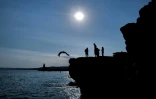 Des gens se jettent à la mer à Nice, dans le sud de la France, le 10 juillet 2022