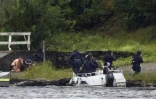 Des policiers arrivent sur l'île d'Utoya où des personnes se mises à couvert pendant une fusillade, le 22 juillet 2011 en Norvège