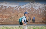 Un homme passe le 3 juin 2022 devant un cliché du photographe afghan Wakil Kohsar exposé à La Gacilly dans le cadre de la 19e édition du festival photo en plein air de la commune