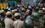 Des policiers devant des manifestants en Inde qui se rassemblent dans la rue malgré l'interdiction pour protester contre la nouvelle loi sur la citoyenneté, à Bangalore le 19 décembre 2019