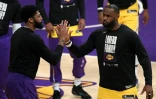 LeBron James (d) et Anthony Davis, avant le match 6 des playoffs NBA contre les Phoenix Suns, le 3 juin 2021 au Staples Center à Los Angeles
