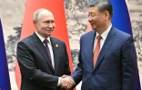Les présidents russe Vladimir Poutine (à gauche) et chinois Xi Jinping, le 16 mai 2024 à Pékin, sur une photo publiée par l'agence de presse officielle russe Sputnik