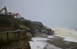 Démolition d'une propriété sur le littoral dans le village balnéaire de Thorpeness, dans le Suffolk, en Angleterre, le 3 février 2026
