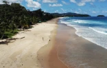 Un seul visiteur se promène sur la plage de Karon Beach en Thaïlande, dans cette photo aérienne prise le 30 juin 2021 