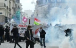Des manifestants renvoient des grenades lacrymogènes vers les forces de police le 31 mars 2016 à Rennes