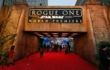 Présenté en avant-première samedi à Los Angeles, "Rogue One: a Star Wars story", réalisé par le Britannique Gareth Edwards ("Godzilla"), sort mercredi dans plusieurs pays européens