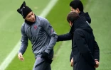 Kylian Mbappé rejoint ses coéquipiers après un échange avec la direction du PSG, Leonardo (c) et Nasser al-Khelaïfi, au Camp des Loges, le 6 décembre 2021 
