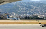 Un avion de la compagnie Egypt air est photographié sur le tarmac de l'aéroport international de Beyrouth, le 5 août 2024