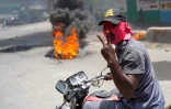 Un homme sur une moto lors d'une manifestation contre la hausse des prix à Port-au-Prince, en Haïti, le 13 juillet 2022