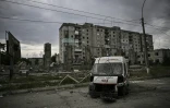Ambulance détruite dans la ville de Lyssytchansk, dans l'est de l'Ukraine, le 18 juin 2022