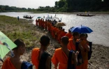 Des moines bouddhistes participent à une marche le long de la rivière Kok, le 5 juin 2026 près de Chiang Rai