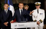 Le président Emmanuel Macron (C) s'exprime le 23 mai 2024 à Nouméa aux côtés du ministre de l'Intérieur Gérald Darmanin (G) et du Haut-commissaire de la République en Nouvelle-Calédonie Louis Le Franc