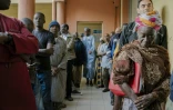 Des gens font la queue devant un bureau de vote situé dans une école du centre-ville de Dakar, le 24 mars 2024
