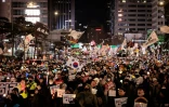 Des manifestants participent à un rassemblement contre le président sud-coréen déchu Yoon Suk Yeol dans une rue de Séoul, le 11 janvier 2025