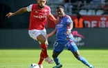 Le défenseur de Reims Yunis Abdelhamid (g) devance l'attaquant de Lyon Ernest Nuamah, le 1er octobre 2023 à Reims
