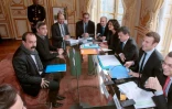 Le secrétaire général de la CGT Philippe Martinez (gauche), le Premier ministre Manuel Valls entouré des ministres du Travail Myriam El Khomri et de l'Economie Emmanuel Macron lors de rencontres bilatérales sur la loi travail, le 7 mars 2016 à Matignon